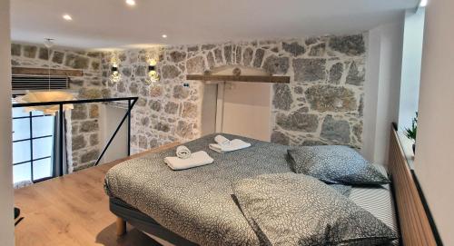 une chambre avec un lit avec deux serviettes dessus dans l'établissement Très joli loft au cœur de Nice, à Nice