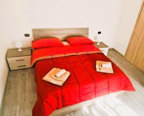 ein Schlafzimmer mit einem roten Bett mit roten Kissen in der Unterkunft LA PETITE MAISON in Agrate Brianza