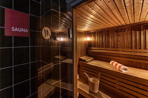 uma sauna com um sinal ao lado em The Magnolia Hotel em Quinta do Lago