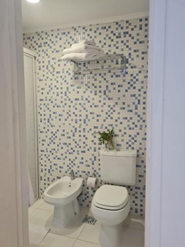 a bathroom with a toilet and a sink at Factoria - Casa de Huéspedes in Curuzú Cuatiá