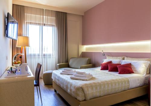 En eller flere senge i et værelse på Hotel De La Ville depandance di Hotel Augustus