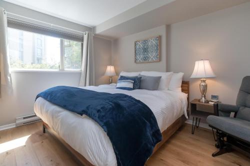 Un dormitorio con una cama grande y una ventana en Deluxe 2 Bed, 2 Bath, 5 Min Walk To Downtown And Seawalk, en Victoria