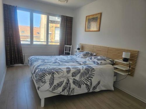 une chambre avec un lit et une fenêtre dans l'établissement Le Loft Blainville, à Dieppe