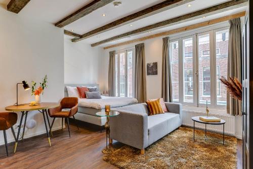 un soggiorno con divano e tavolo di Haarlem Hotel Suites a Haarlem