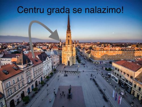 - une vue sur une ville avec l'entrée de l'arche dans l'établissement Sobe sa sopstvenim KUPATILOM Private rooms bathroom In CENTER, à Novi Sad