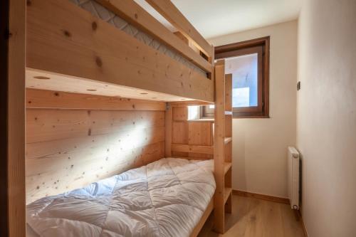 - une chambre avec des lits superposés dans une maison dans l'établissement VOROCHES C1 - Studio rénové au calme et à 500m de la télécabine de Super-Morzine, à Morzine