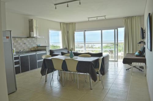 a kitchen and living room with a table and chairs at Arenas del Este in Costa del Este