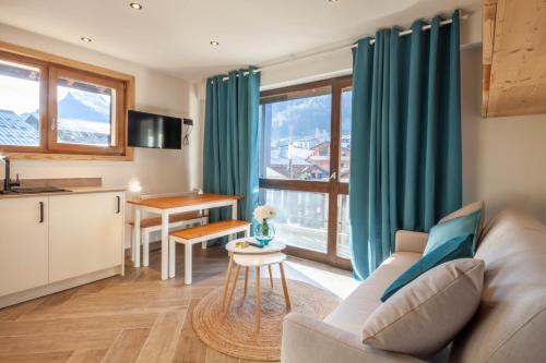 un salon avec un canapé et une table dans l'établissement VOROCHES C1 - Studio rénové au calme et à 500m de la télécabine de Super-Morzine, à Morzine