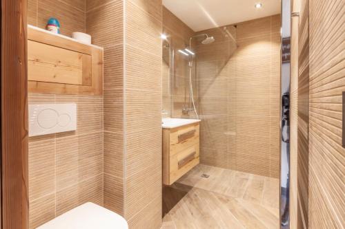une salle de bain avec douche et lavabo dans l'établissement VOROCHES C1 - Studio rénové au calme et à 500m de la télécabine de Super-Morzine, à Morzine
