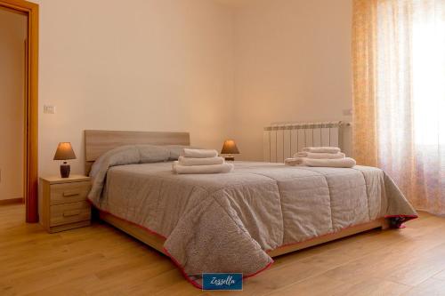 ein Schlafzimmer mit einem Bett mit Handtüchern darauf in der Unterkunft Zezzella Tourist Lease in Locorotondo