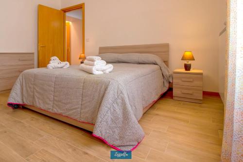 1 Schlafzimmer mit 2 Handtüchern auf einem Bett in der Unterkunft Zezzella Tourist Lease in Locorotondo