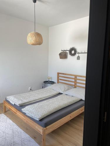 ein Schlafzimmer mit einem Bett in einem weißen Zimmer in der Unterkunft Apartment Dubnica Prejta 3 in Dubnica nad Váhom