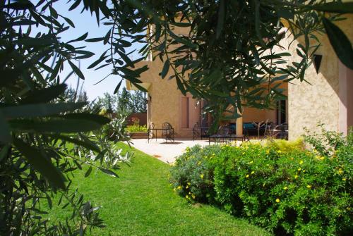 LE JASMIN DE MARRAKECHにある庭