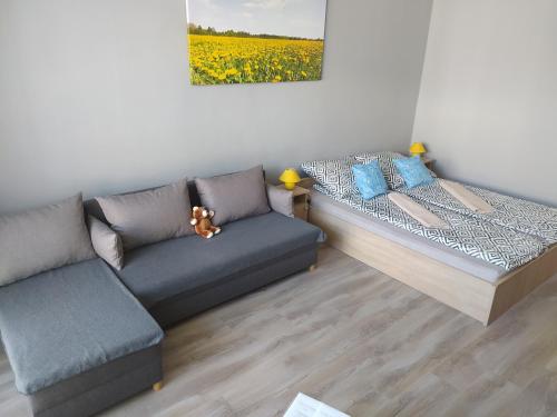 sala de estar con sofá y cama en Krénusz Vendégház 3., en Kaposvár