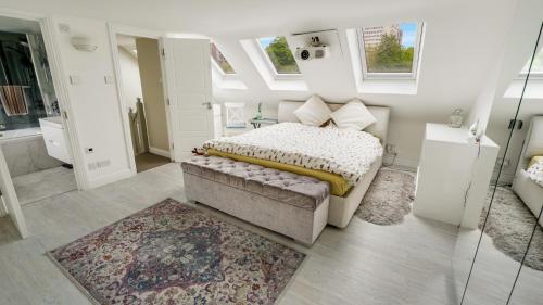 Ένα ή περισσότερα κρεβάτια σε δωμάτιο στο Cosy Luxurious Family Home