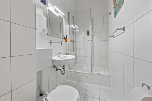 W łazience znajduje się toaleta, umywalka i prysznic. w obiekcie primeflats - Apartment Togo Berlin-Wedding w Berlinie