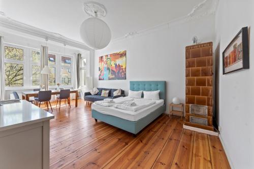 un soggiorno con divano e tavolo di primeflats - Apartment Togo Berlin-Wedding a Berlino