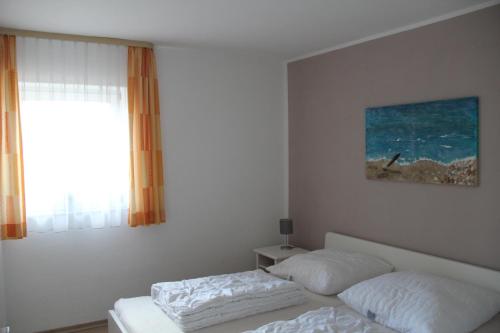 a bedroom with a bed and a window at Ort Lemkenhafen Bolle in Fehmarn