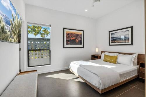 um quarto com uma cama grande e uma janela em Refreshing 1-bedroom Apartment - 80 Walkscore! em Phoenix