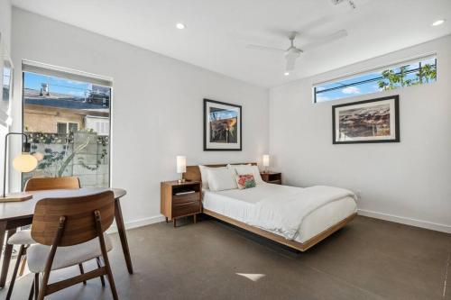 - une chambre avec un lit, un bureau et une fenêtre dans l'établissement Refreshing 2-bedroom Apartment - 80 Walkscore!, à Phoenix