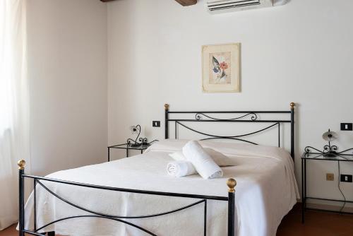 1 dormitorio con 1 cama con 2 almohadas en Antiqua Vallis, en Palaia