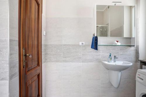 a bathroom with a sink and a mirror at La casa del Pue in Bene Vagienna
