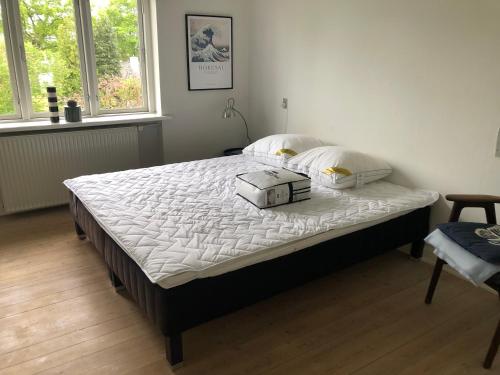 uma cama grande com duas caixas num quarto em Sundkig fra 1. Sal em Svendborg