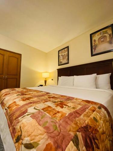 Ένα ή περισσότερα κρεβάτια σε δωμάτιο στο Hotel Las Palmas Inn