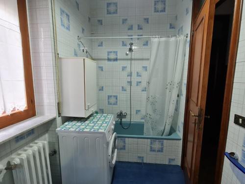 y baño con ducha y aseo. en Casa vacanza Nonna Tetta, en Pisticci
