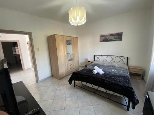 um quarto com uma cama com um urso de peluche em Sea View House em Kavala