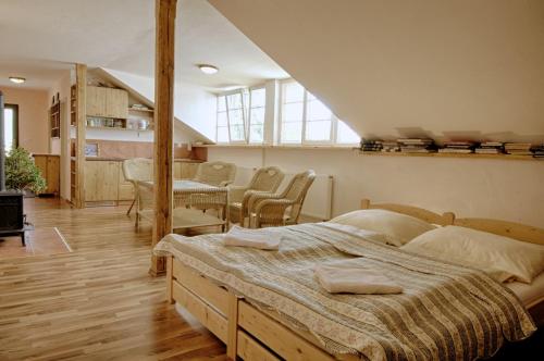 um quarto com uma cama, uma mesa e cadeiras em Pension Archa Mikulov em Mikulov