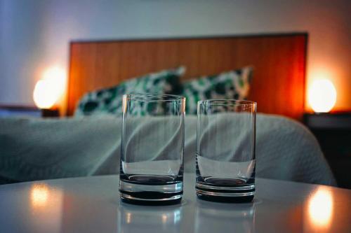 two glasses sitting on top of a table at Dame vam pokoj - 4 pokoje se sdilenou kuchyni, kapacita max 9 osob in Harrachov