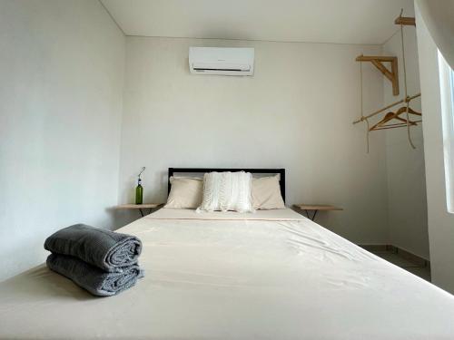- une chambre blanche avec un grand lit blanc dans l'établissement Zamna Tulum 2BR w/Pool & Wifi, à Tulum