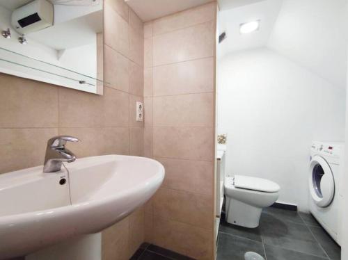 ein Bad mit einem Waschbecken und einem WC in der Unterkunft Fantástico Loft de Diseño en Alcalá de Henares - Madrid in Alcalá de Henares