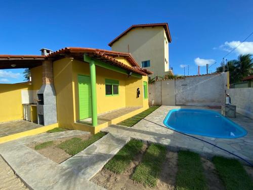 una casa con piscina nel cortile di Chalé Lagoa do Pau a Coruripe