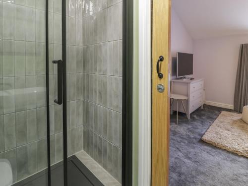 サンヴァイルプスグィンガスにある2 Bryn Gofのバスルーム(ガラスドア付きのシャワー付)
