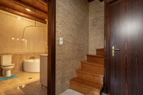 bagno con scala, servizi igienici e porta di Villa dimitris a Kíssamos