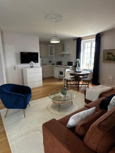 ein Wohnzimmer mit einem Sofa und einem Tisch in der Unterkunft Manoir de La Ville Durand in Binic
