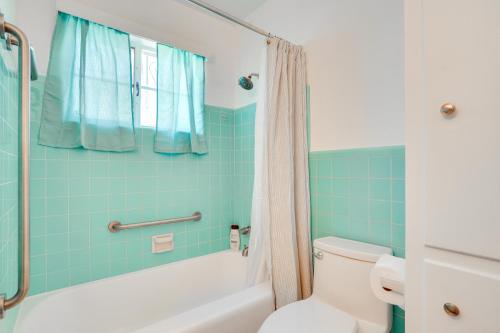 e bagno con vasca, servizi igienici e doccia. di Single-Story Retreat about 1 Mi to Downtown Tucson! a Tucson