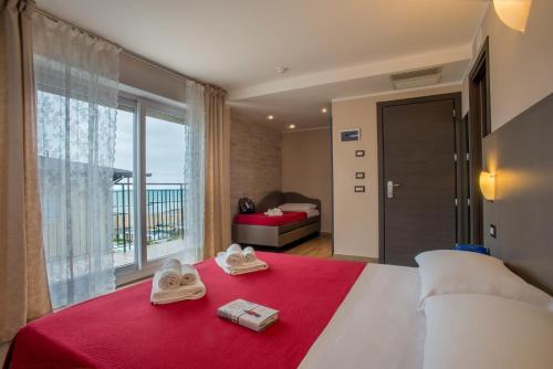 Postel nebo postele na pokoji v ubytování Hotel London