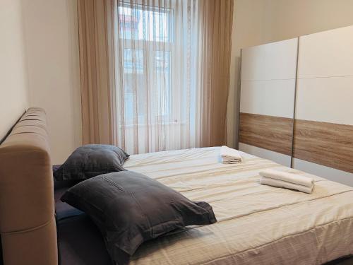 sypialnia z dużym łóżkiem z 2 poduszkami w obiekcie Apartment for special getaway Rose w Puli
