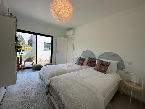 ein Schlafzimmer mit einem großen Bett und einem großen Fenster in der Unterkunft Pestana Silves Golf & Residences in Silves