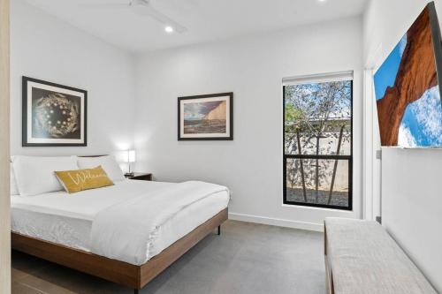 ein weißes Schlafzimmer mit einem Bett und einem Fenster in der Unterkunft Modern 1-bedroom Apartment - 80 Walkscore! in Phoenix