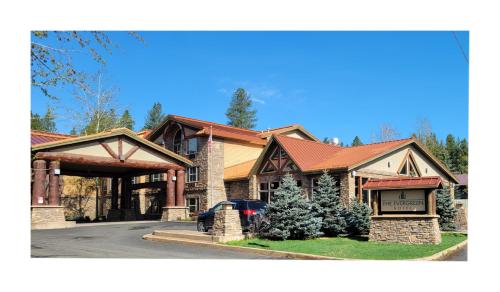 マッコールにあるThe Evergreen Hotelの前に車が駐車されている家