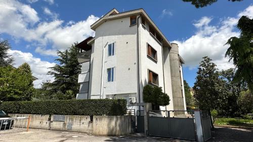 Biały budynek z płotem przed nim w obiekcie La Casa di Gemma w mieście Villa Vomano
