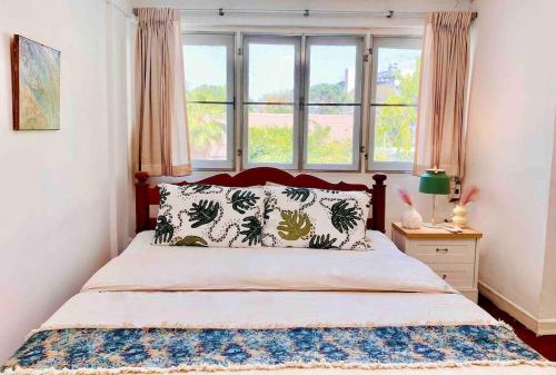 una camera con letto e finestra di Flip Flop In Townhouse a Bangkok