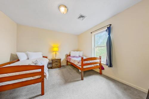 um quarto com 2 camas e uma janela em Lakefront Bliss em Pocono Summit