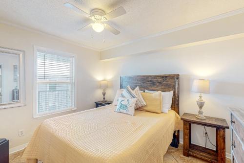 1 dormitorio con 1 cama y ventilador de techo en Sunchase #208, en Gulf Shores