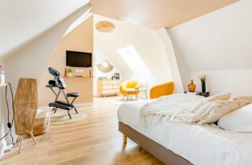 Postel nebo postele na pokoji v ubytování L Osmose "Suite" sauna-hammam-spa
