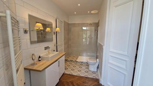 une salle de bain blanche avec un lavabo et des toilettes dans l'établissement Appartement Bourgeois Cannes Palais, à Cannes